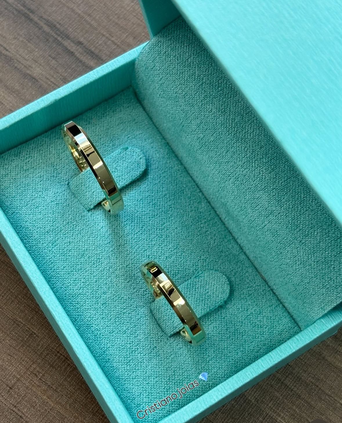 PAR DE ALIANÇAS CHANFRADAS