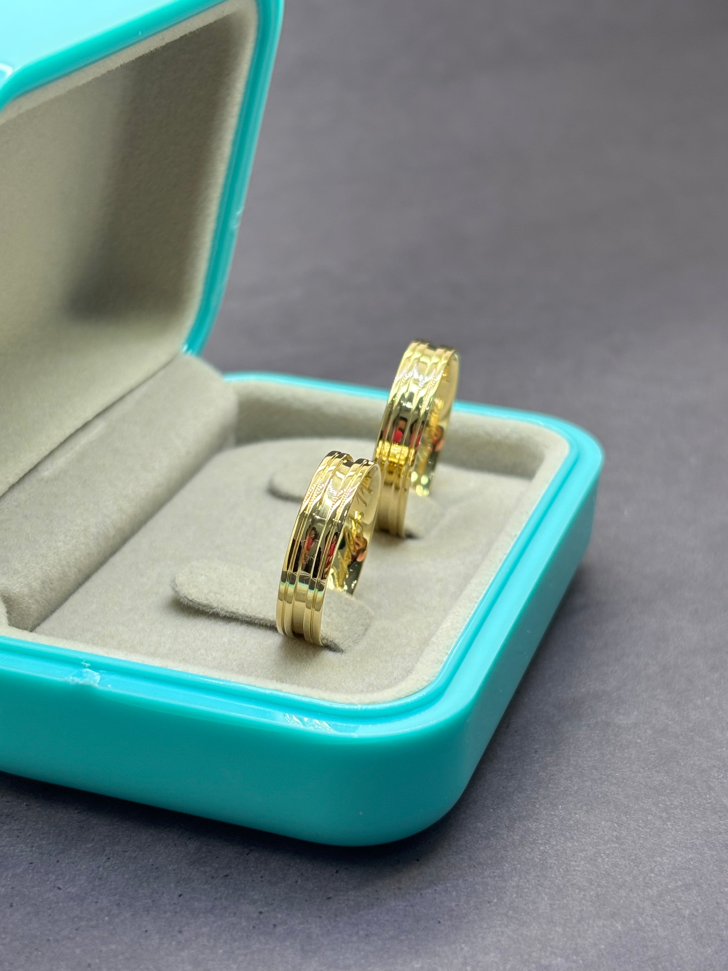 PAR DE ALIANÇAS RETA COM FRISO