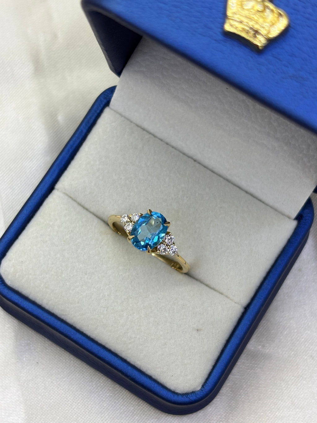 Anel com moissanites e topázio swiss