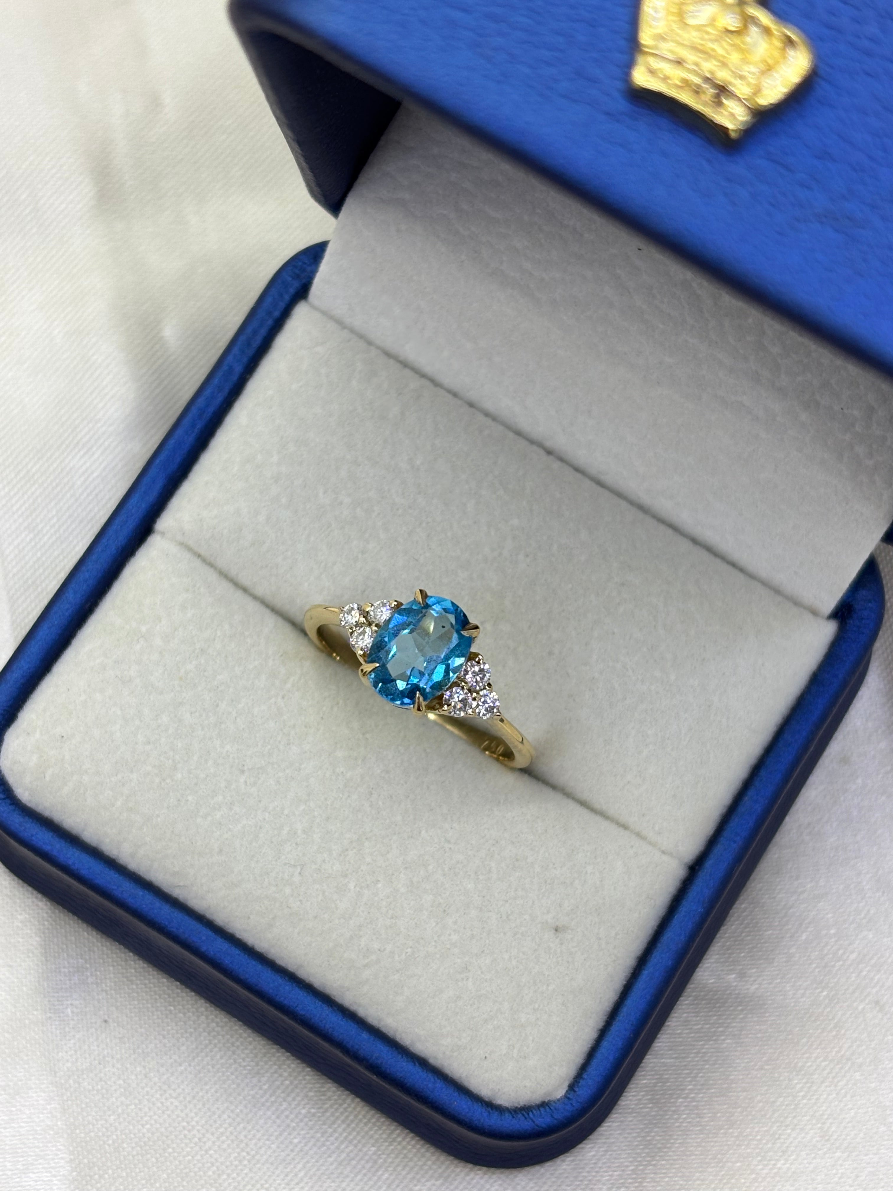 Anel com moissanites e topázio swiss