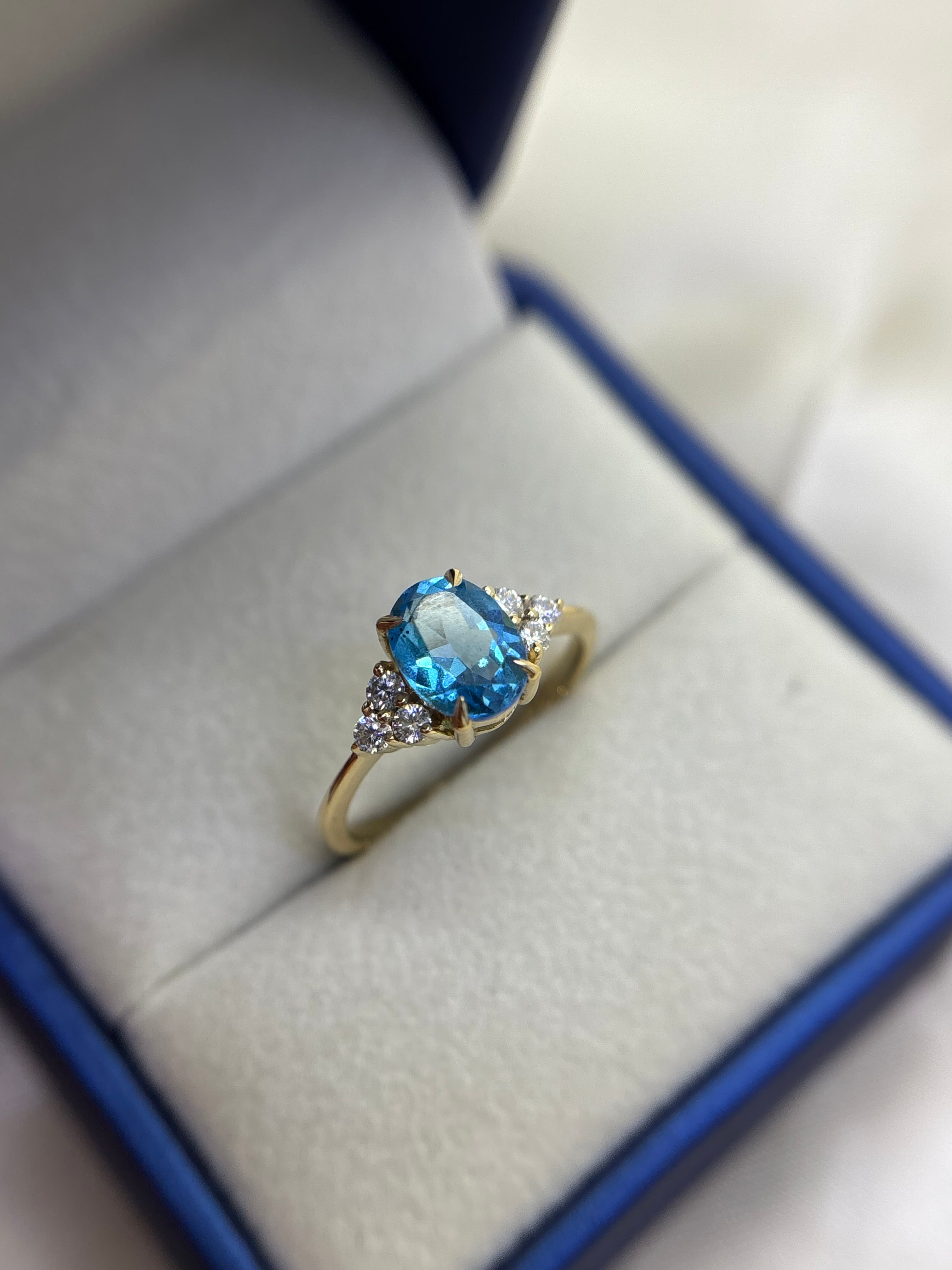 Anel com moissanites e topázio swiss