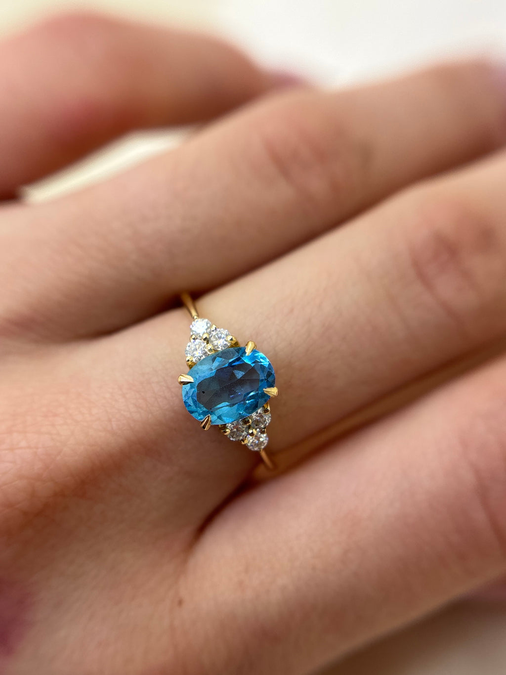 Anel com moissanites e topázio swiss