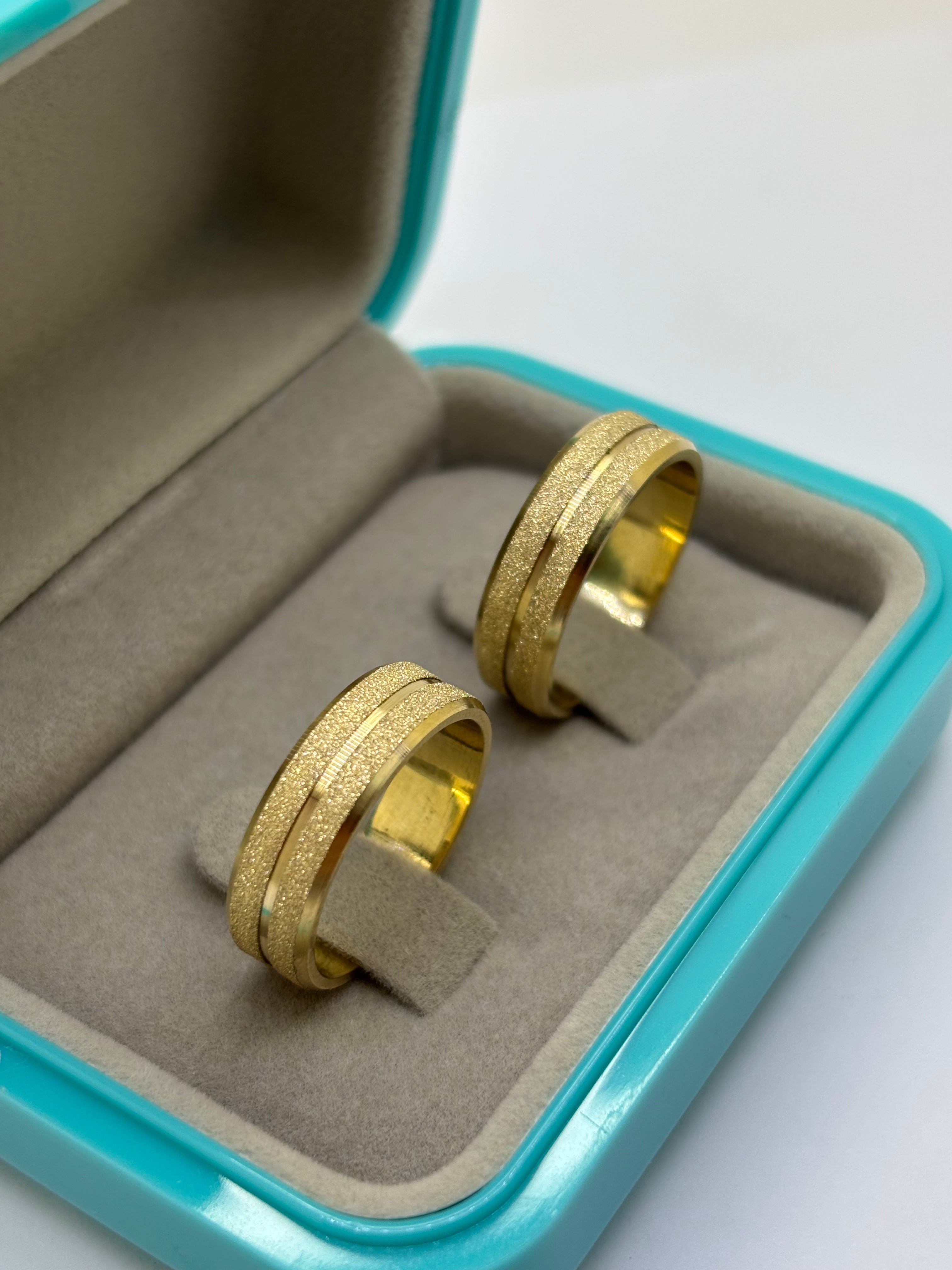 PAR ALIANÇA CHANFRADA E DIAMANTADA