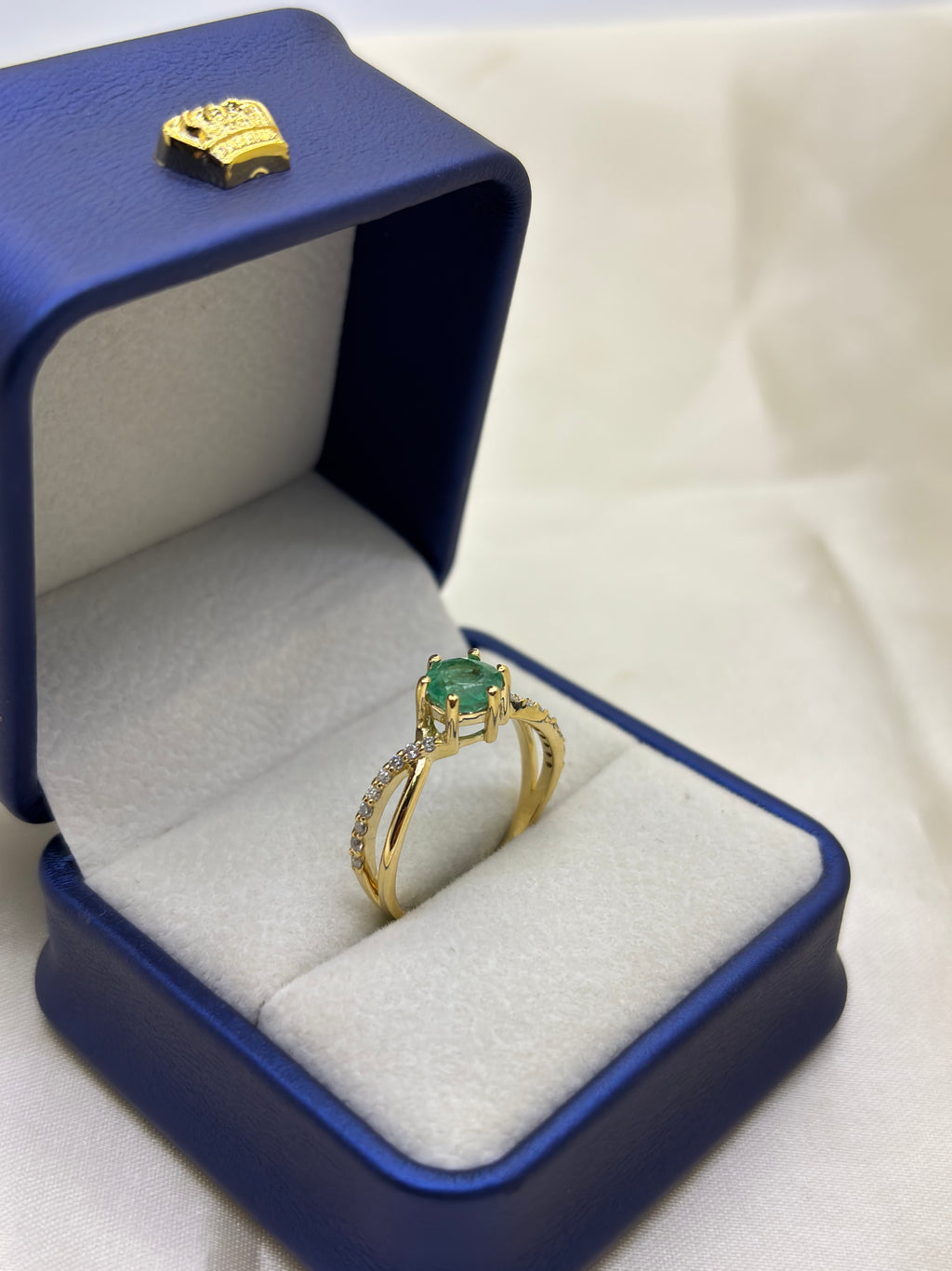 Anel com esmeralda e diamantes