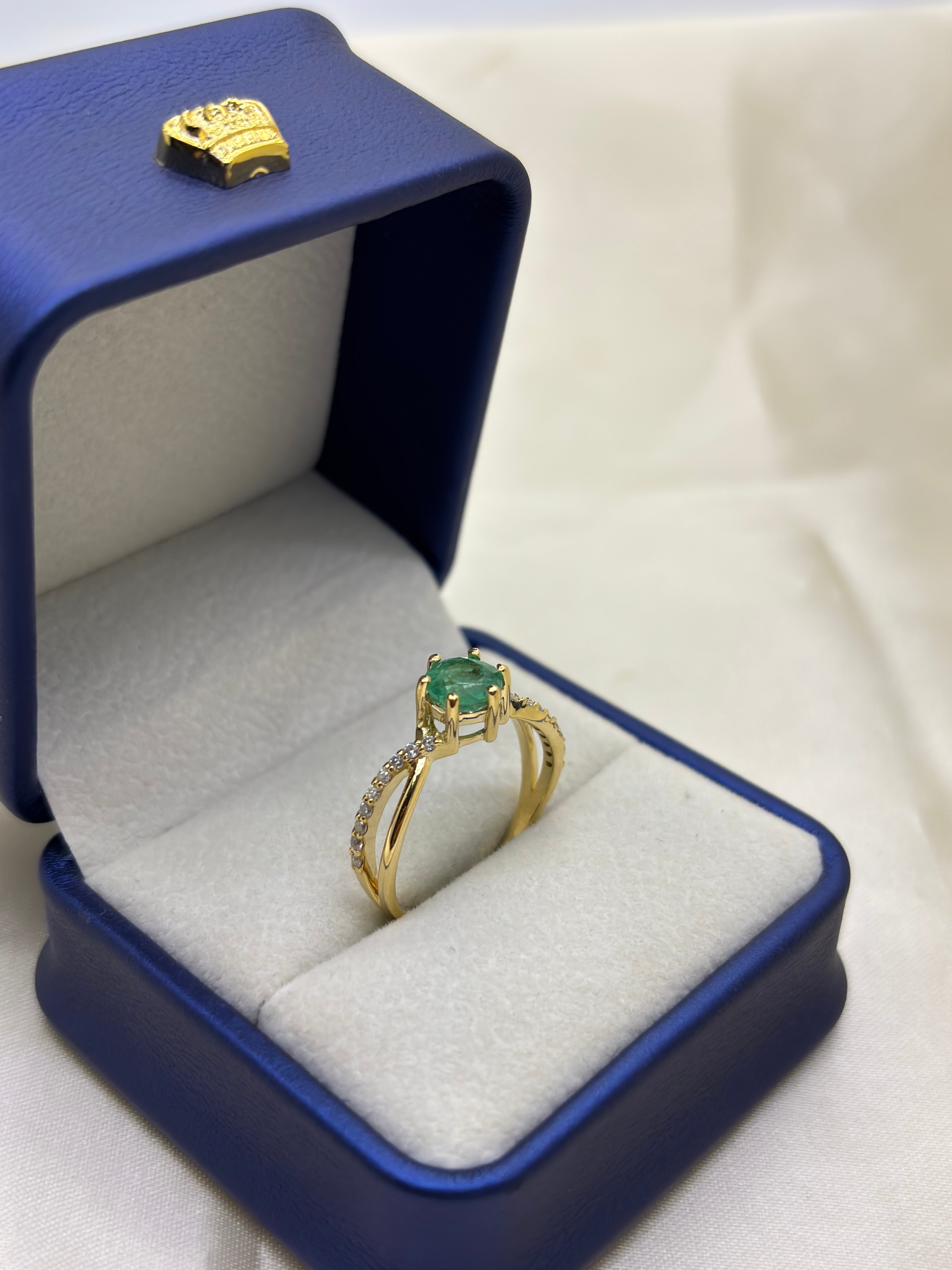 Anel com esmeralda e diamantes