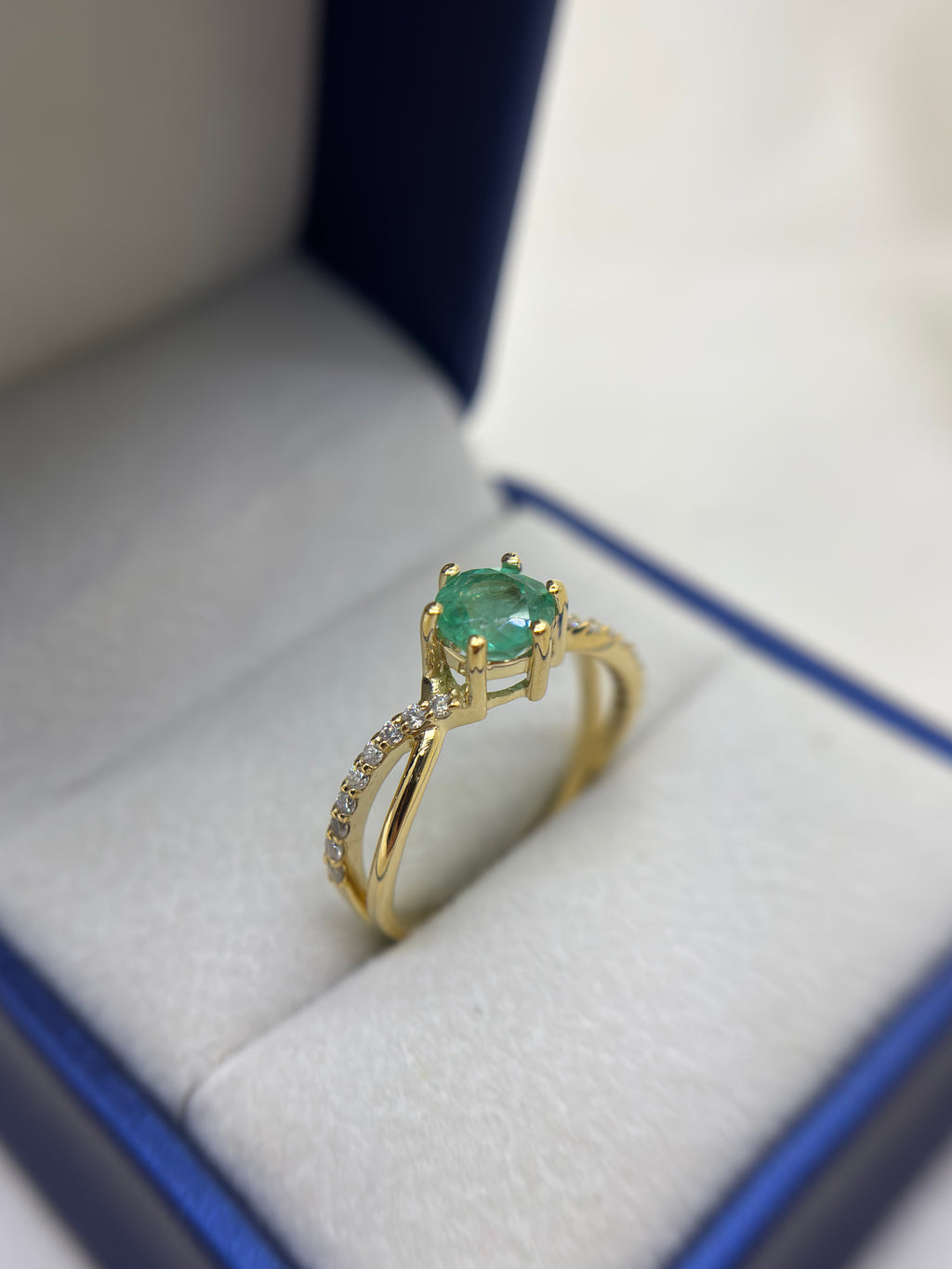 Anel com esmeralda e diamantes