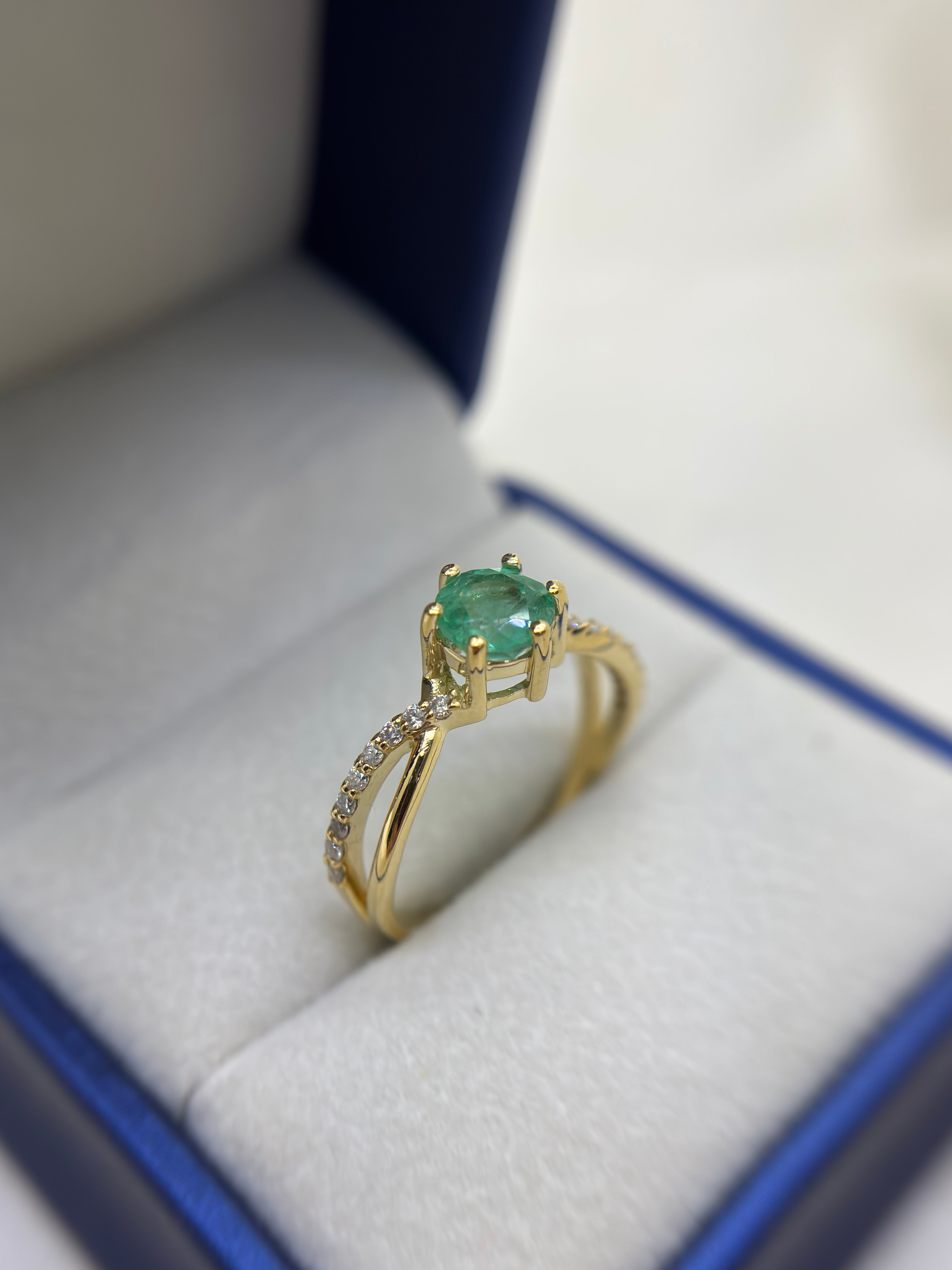 Anel com esmeralda e diamantes