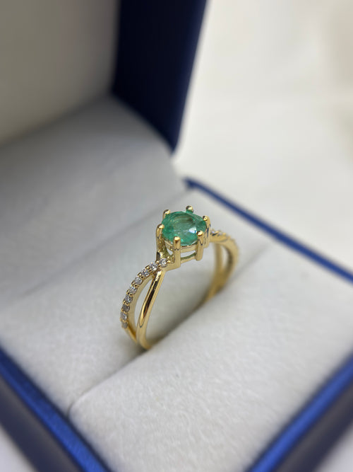 Anel com esmeralda e diamantes