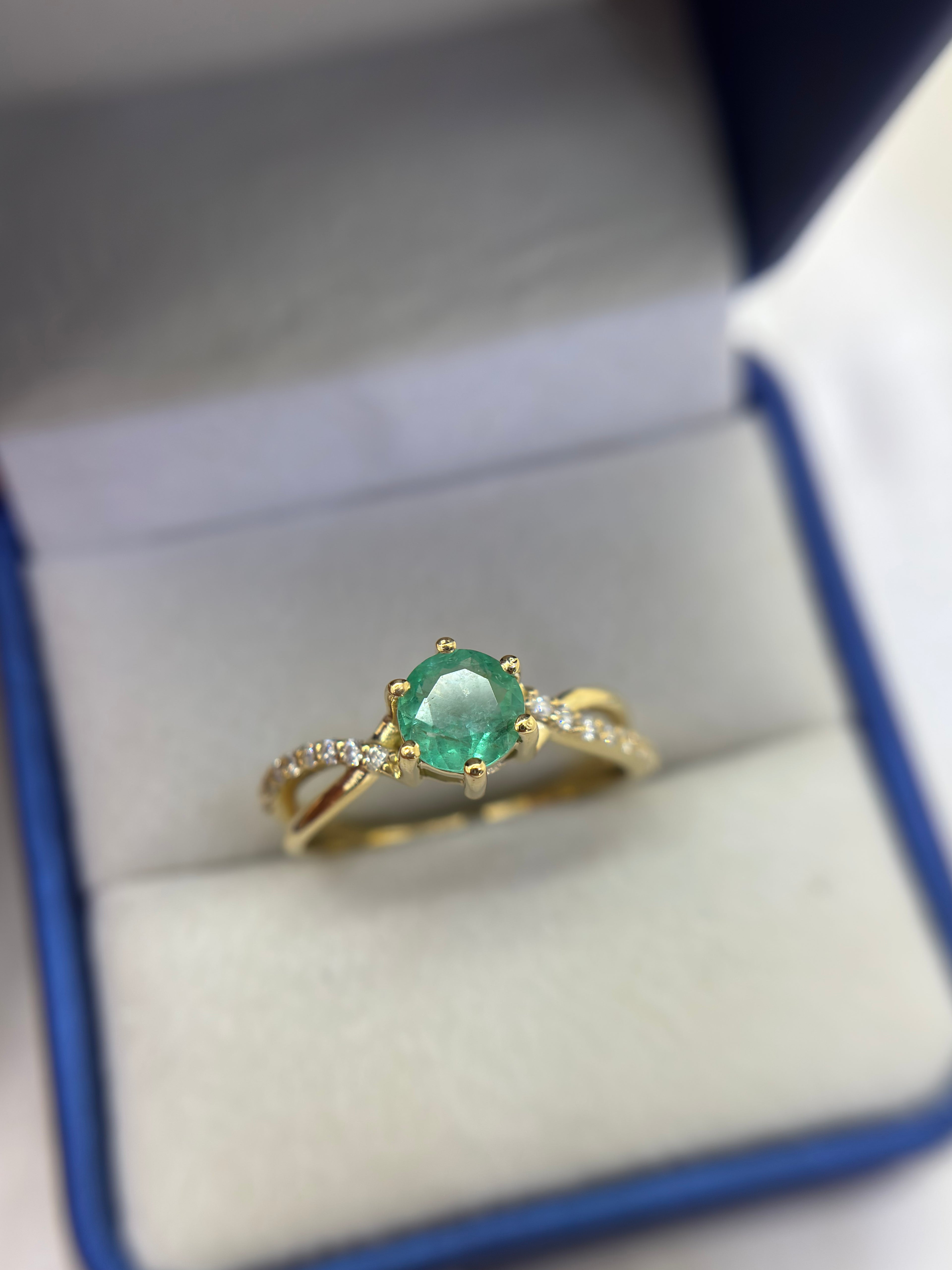 Anel com esmeralda e diamantes