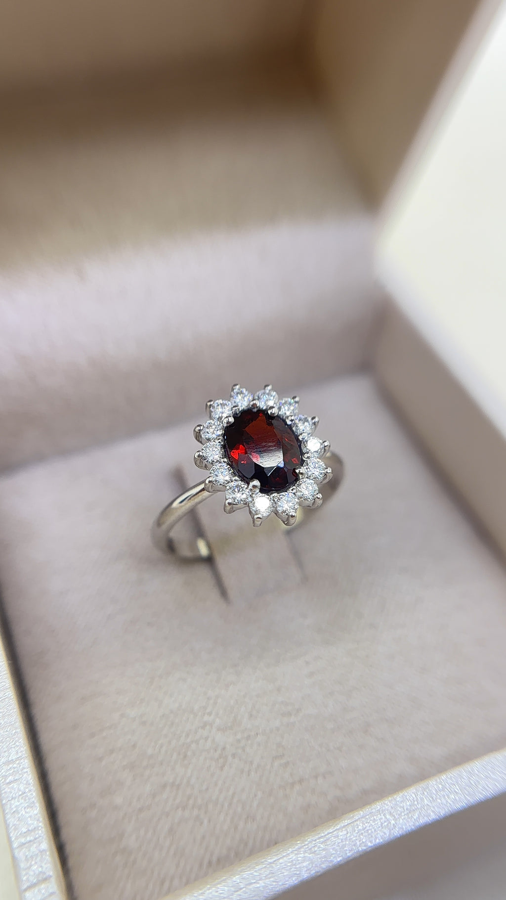 ANEL OURO BRANCO COM MOISSANITES E GRANADA