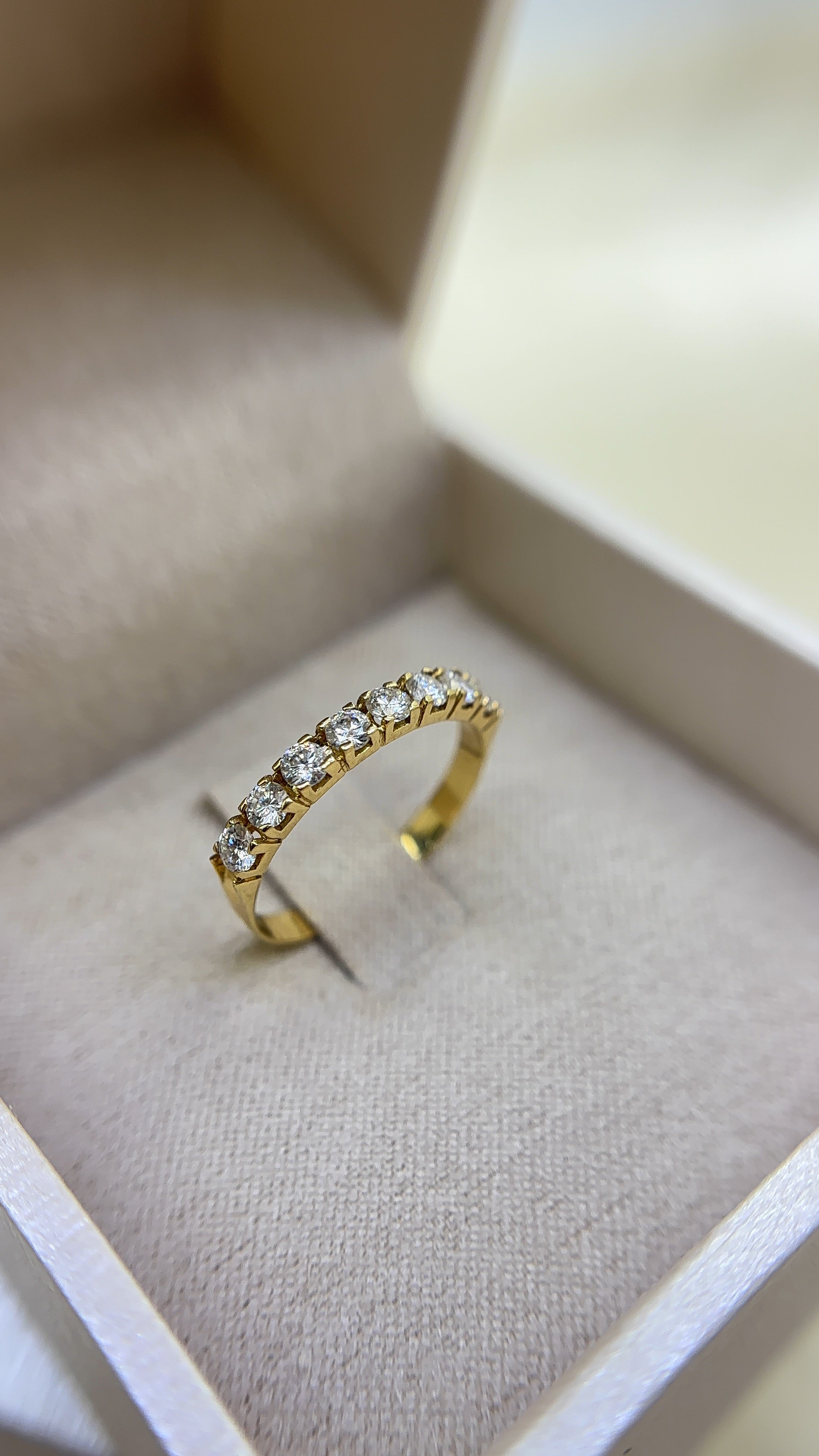 MEIA ALIANÇA COM MOISSANITE