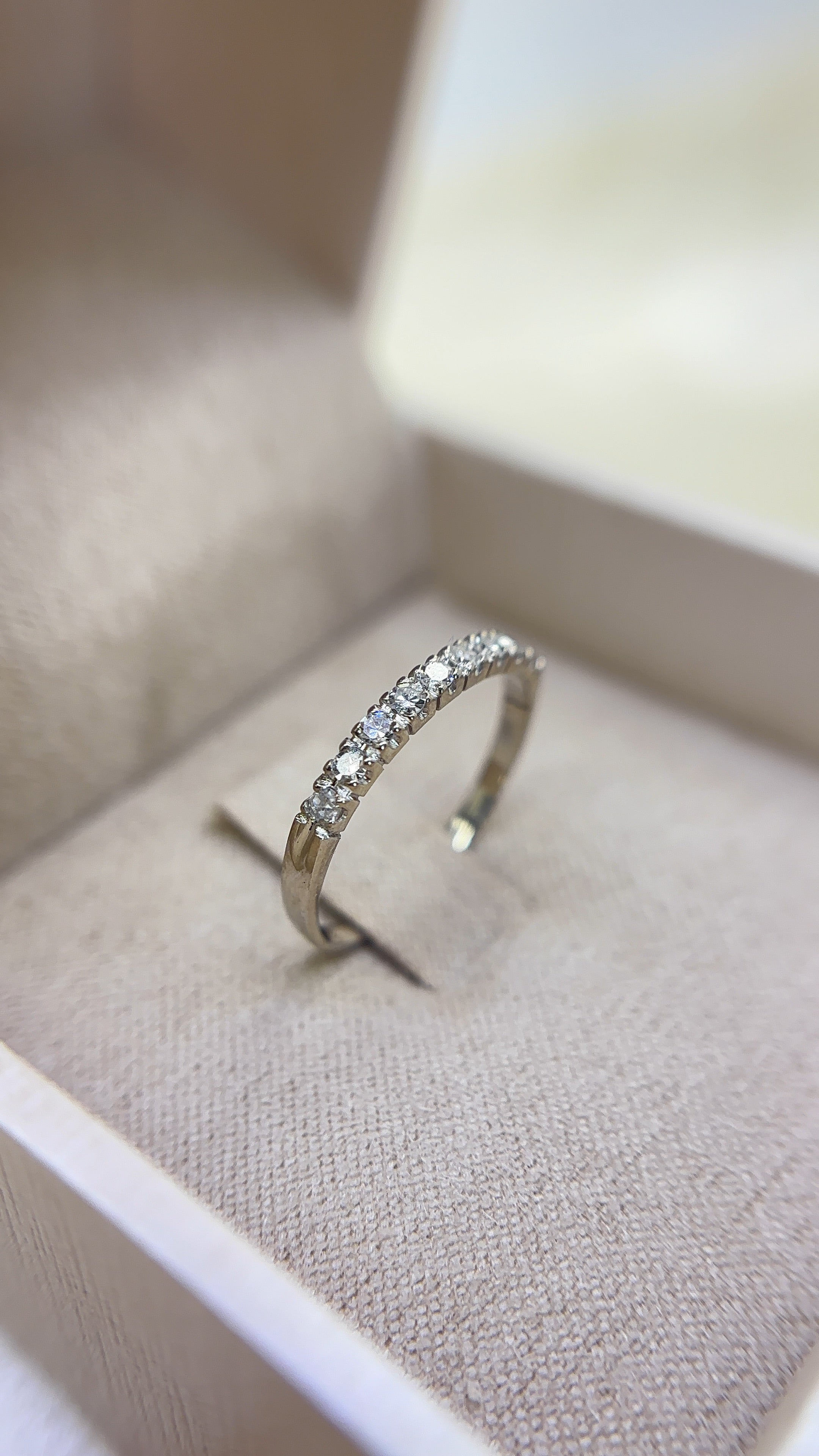 MEIA ALIANÇA OURO BRANCO E DIAMANTES