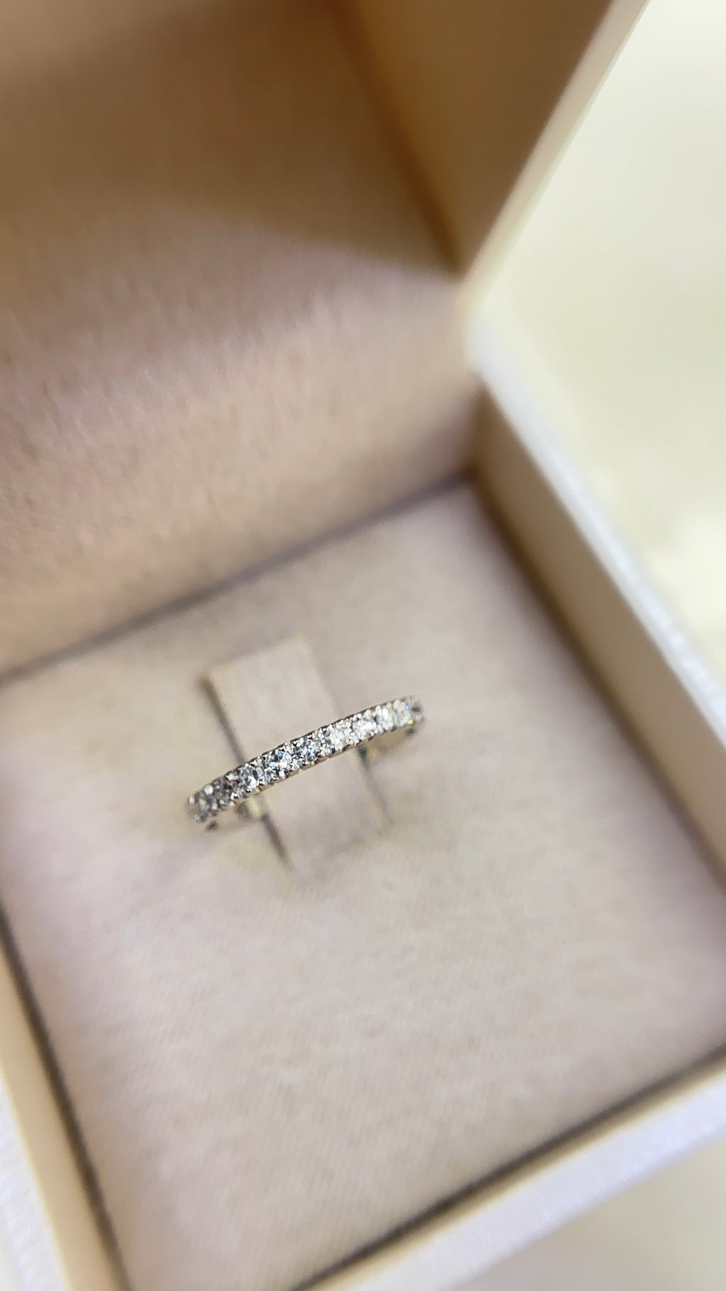 MEIA ALIANÇA OURO BRANCO E DIAMANTES